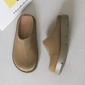 [모노폴로지]남녀공용 중앙절개 통굽 스웨이드 천연가죽 블로퍼 캠핑 발편한 커플 뮬 슬리퍼 2color