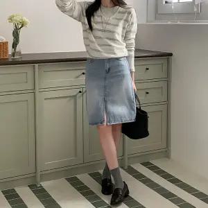 [코코블랑] 다잉 미디 트임 데님 스커트