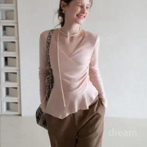 EGGKA 랩탑 브이넥 니트 러플 페플럼 슬림핏