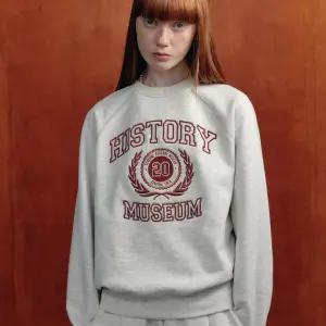 뉴 뮤지엄 래글런 맨투맨 [OATMEAL] / SBC3U02005