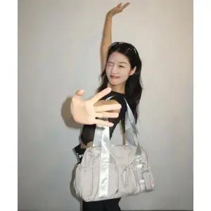 매장정품 마스마룰즈 MASMARULEZ [파우치세트] glossy shoulder duffel bag_Light gray 5012488950 593328