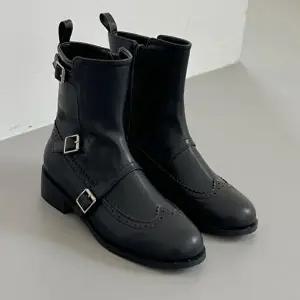 [엄지척]트리플 937RFH14 버클 디테일 여성 앵클부츠 캐주얼 5FWY