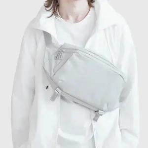 [마테마틱] 스튜어트 W20 슬링백 테크 RFID차단 크로스 바디 백 클라우드 그레이