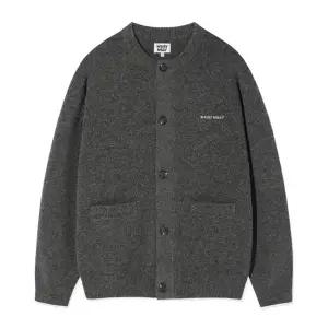 [와키윌리] 타이포 로고 라운드넥 가디건 차콜 WA2503CD02CH