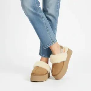 UGG 펀케트 플랫폼 여성 슬리퍼 1113474 CHE