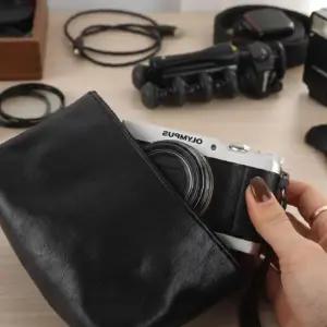 ( )가죽 디카 데일리 파우치 중형 블랙