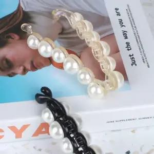 [콩심팥심]진주장식 반묶음 올림머리 헤어집게핀 화이트 바나나핀