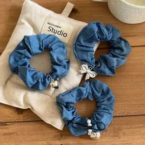 데님 청 하트 리본 팬던트 스크런치 곱창 밴드 (KYR-WFFG3T7)
