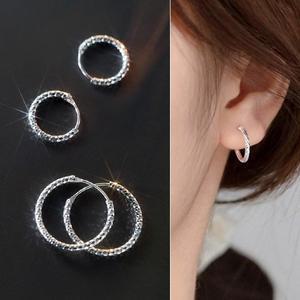 [스마트보이](한 쌍)P1336w 은 실버925 미니 삼각 컷팅 여성 링 귀걸이