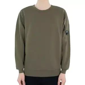 디몬트 23 F/W CP컴퍼니 남성 렌즈 와펜 라이트 플리스 맨투맨(버터너트) 15CMSS032A 002246G 653