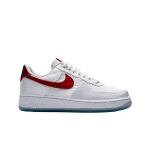 [정품 보증] W Nike Air Force 1 '07 Essential White W 나이키 에어포스 1 '07 에센셜 화이트 바시티 레드