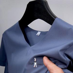 남자 반팔 티셔츠 남성 머슬릿 반팔티 고급 아이스 실크 여름 트렌드 자수 V넥 캐주얼 반소매 트레이스리스