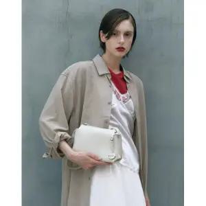 갤러리아 JABA5F022 질스튜어트 [MINUTE] 미뉴트 아이보리 가죽 참장식 미니숄더