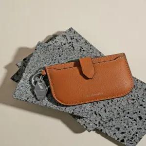 질스튜어트 뉴욕 액세서리 [인기][보우][키링포함] 브라운 소가죽 카드지갑 겸 참장식  (JAWA6E221W2)