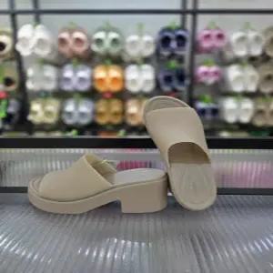 [크록스] 높은 슬리퍼 브루클린 프로스테드 슬라이드 힐 210981-214/애플아울렛