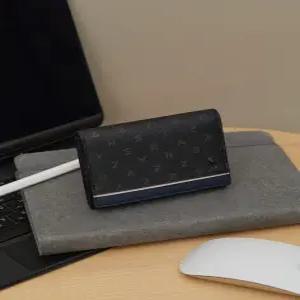 헤지스 액세서리 남성 25SS [스테디셀러] 블랙 로고패턴 가죽 카드지갑 WUHO5E455BK