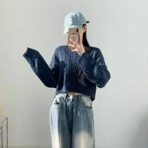 여성 HB67IT35 2컬러 꽈배기패턴 세미크롭 긴팔 니트 스웨터