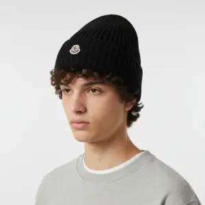 몽클레르 SS26 공용 로고 패치 울 비니 3B00036 A9327 999