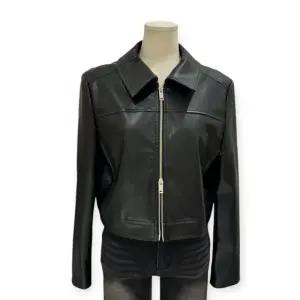 [롯데백화점]트위 크롭 레더 집업 자켓 TOBCFJP001