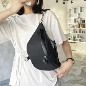 깔끔한 디자인 남자 여자 체인 반달 힙색 슬링백 가방 허리가방 미니힙색 가죽힙색
