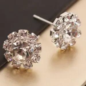 큐빅 화이트 귀걸이선물 여성귀걸이 귀걸이 별귀걸이 예쁜귀걸이 패션귀걸이 여성귀걸이