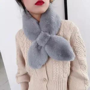 여자 부드러운 크로스넥 숏 페이크퍼 머플러