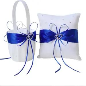 Amazoy 2pcs 웨딩 세트 화이트 새틴과 로얄 블루 플라워 소녀 바구니 및 더블 하트 라인스톤 장식이 있는