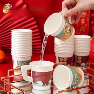 손잡이 달린 종이컵 커피 새해 손잡이가 빵통 손잡이와 두꺼운 티류으스