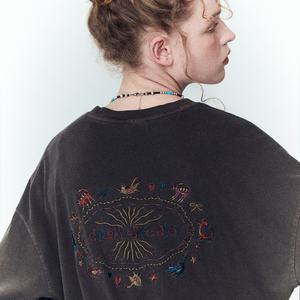 캣 스티치 피그먼트 반팔티 브라운