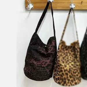 호피 원통 숄더백 레오파드 가방 커피 (WFK43DU)