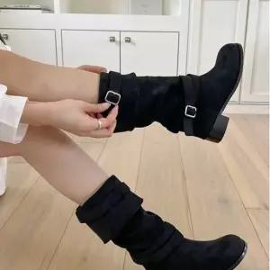 겨울 데이트 미들 스웨이드 버클 벨트 롱 부츠 코디 (WFKBWAK)