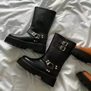 검정 미들 부츠 버클 벨트 여성 통굽 워커 캐주얼 (WFKBWDE)