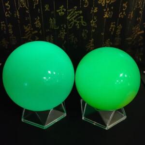 어둠 속 녹색 빛나는 석 크리스탈 볼 다크 스톤 구형 치유 80mm 1 개