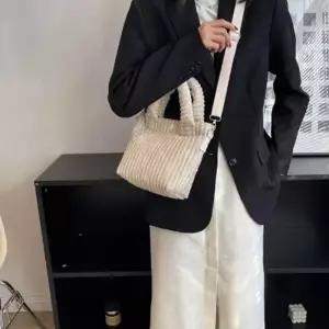 도톰한 소재로 부드러운 촉감 소프트한  왕골덴 가방 똑딱이 원버튼 크로스백