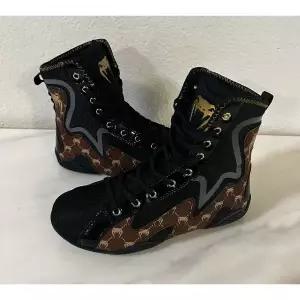 베넘 엘리트 에보 모노그램 복싱화 | 블랙/브라운 사이즈 7 EU 39 프로 복서