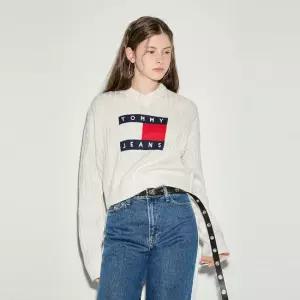 [공식][타미진스] 브이넥 센터 플래그 스웨터 (T32E6KTO11TWT1YBH)