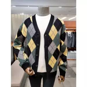 [갤러리아] 25 F/W 본 그린컬러 루즈핏 아가일패턴 가디건 BNEWSW870