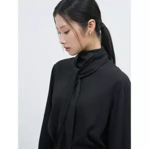 제너럴아이디어 GENERAL IDEA GENERALIDEA 하이넥 스카프 타이 블라우스 [BLACK] / WBE3L03512 WBE3L03512B