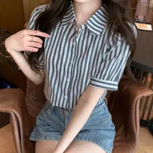 [퀸이즈][퀸이즈] [77까지]배슈 라운드 카라 스트라이프 블라우스반팔셔츠