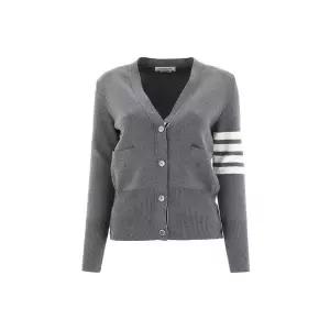 [톰브라운]26SS 4바 밀라노 클래식 브이넥 울 가디건 메드그레이 FKC207A 00014 035