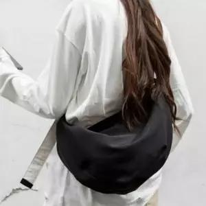 [하프클럽/]남자 인기 여자 반달 스타일 감성 가방 하프문 크로스