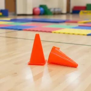 캐스B 스포츠 삼각콘 플라스틱 꼬깔콘 고깔 육상 반환점 표시 달리기 분리대 (4개입)