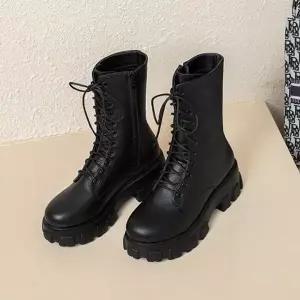 여성용블랙색상 통굽힐 캐주얼 레이스형 워커부츠 군화 LU65