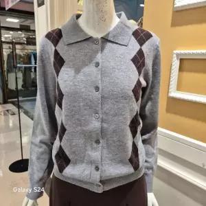 [하프클럽/BCBG]BCBG 비씨비지 가을25 아가일 카라 버튼업 가디건 B5C8K223