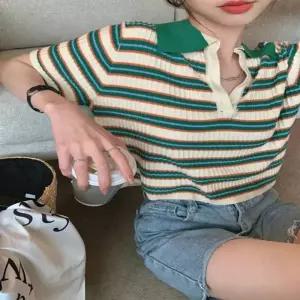 [라일리여성의류] Rly 크롭 스트라이프 짧은 카라 상의 니트 반팔 배색