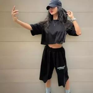 여성 크롭 반팔 티셔츠 레터링 와이드 트레이닝 반바지 세트