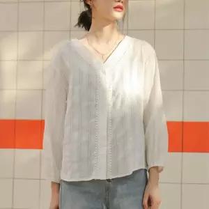 비욘드라이프 브이넥 펀칭 세로줄 블라우스 1002470