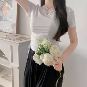 여성용 슬림핏 무지 반팔 티셔츠 여름용 셔링 U넥 디자인