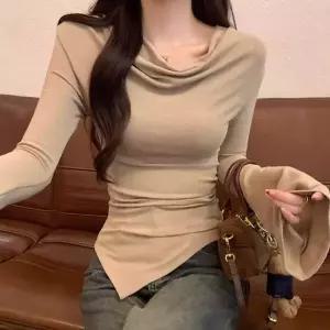 슬림핏 보트넥 오프숄더 언발 셔링 긴팔 티셔츠