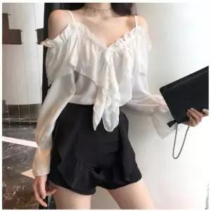 [오노마] ONM 프릴 화이트 오프숄더 블라우스 블랙 (S11870690)